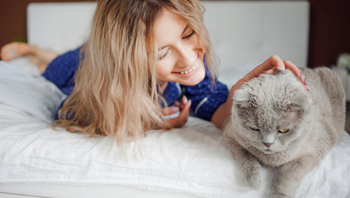 What are the initial symptoms of FIP